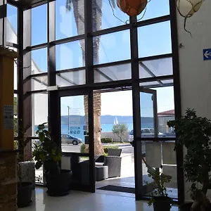 Hotel Ballet School, Kastela